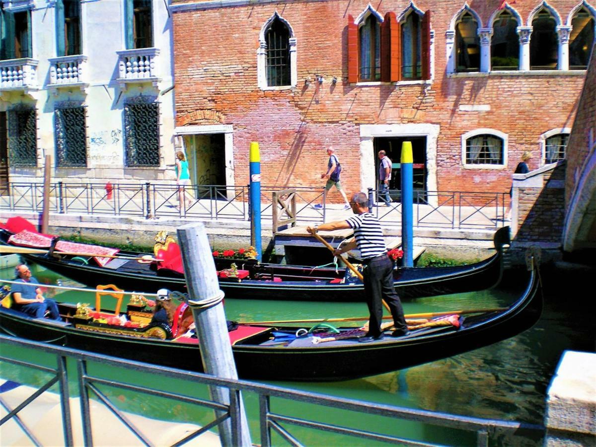 A Venetian * Venise